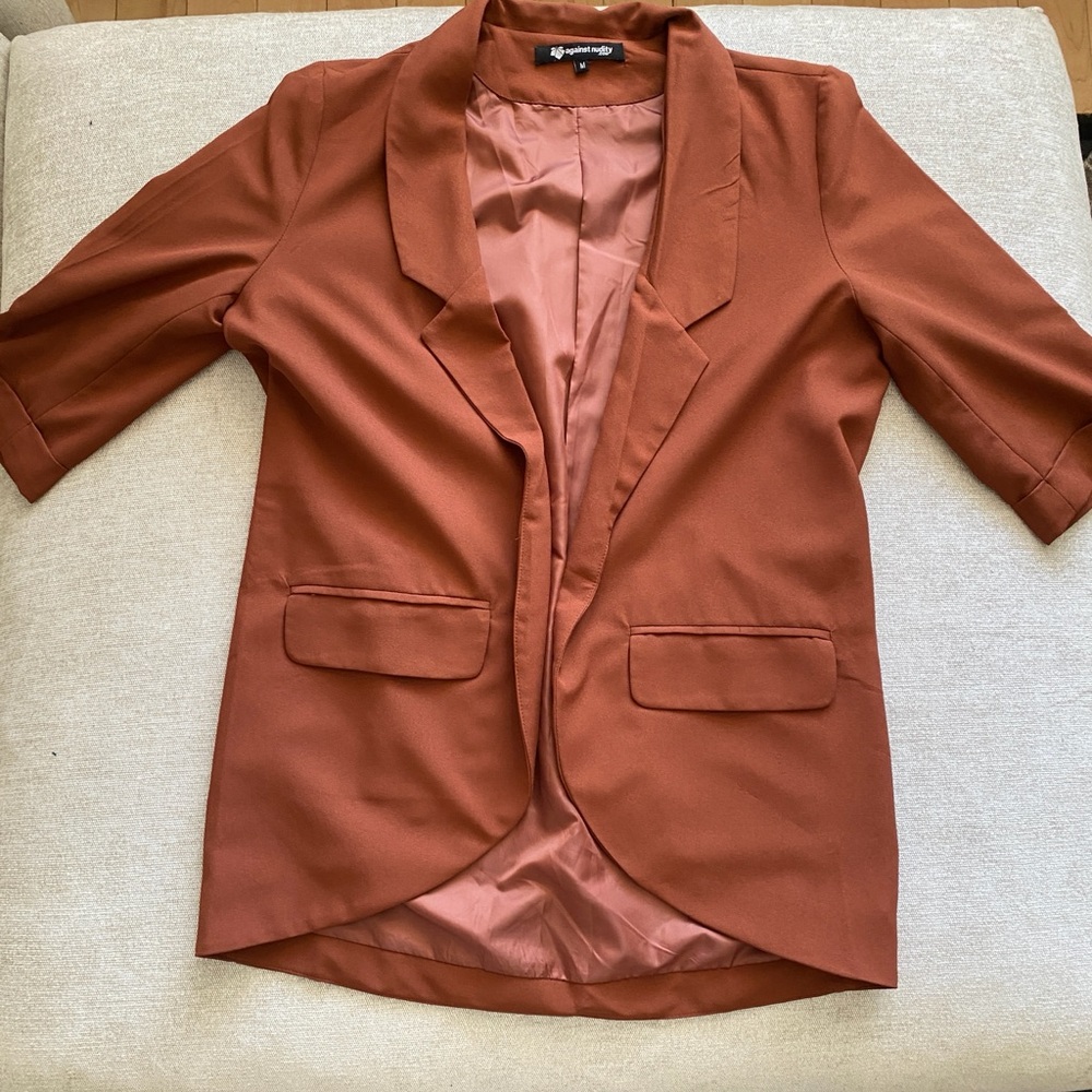Brown Blazer with Classic Lapel and Lightweight Fabric